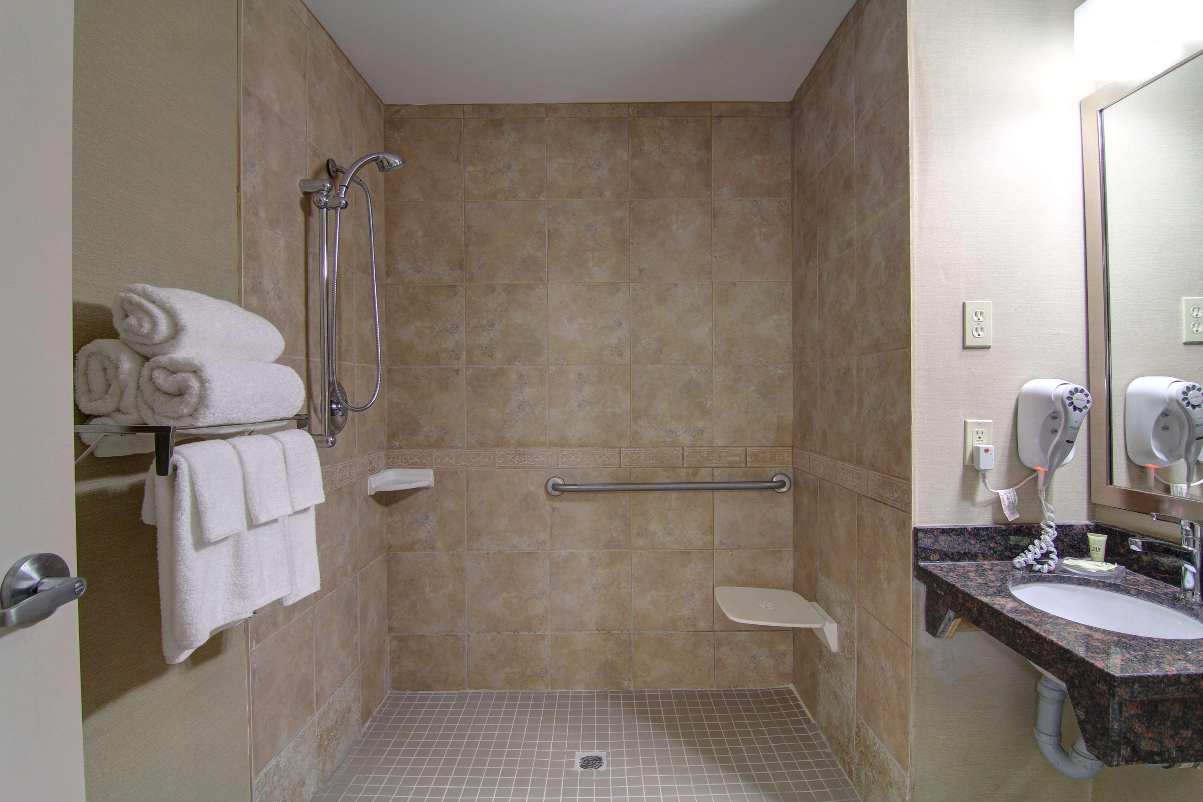 Best Western Plus Bowmanville Exteriör bild